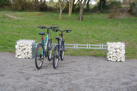 Support vélo entre gabions de 3 à 12 places structure métal et pierres | Gamme Cycles