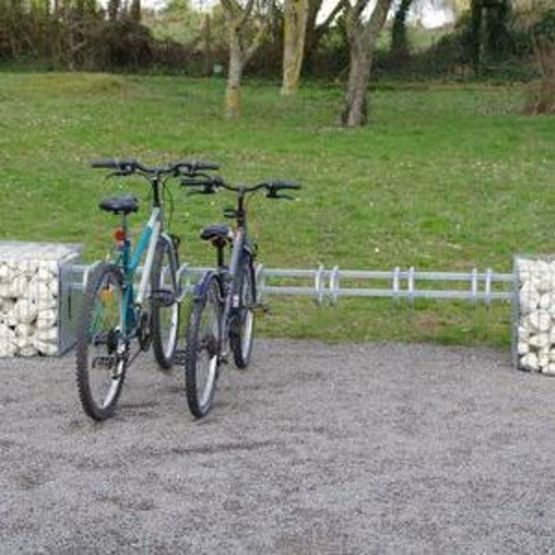 Support vélo entre gabions de 3 à 12 places structure métal et pierres | Gamme Cycles