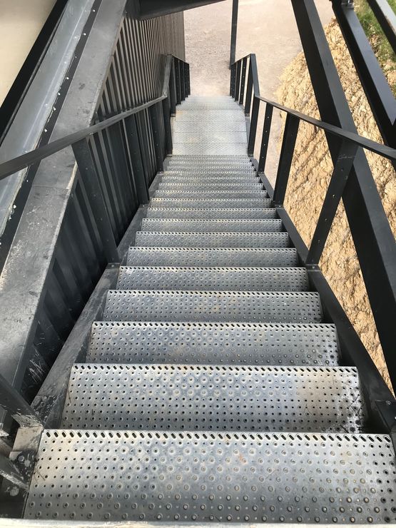  Supports pour marches d&#039;escaliers PMR en caillebotis | Support PS PMR - Profilés métalliques