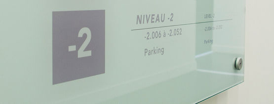 Supports signalétiques en verre trempé | Glasskit - produit présenté par MARCAL SIGNALÉTIQUE