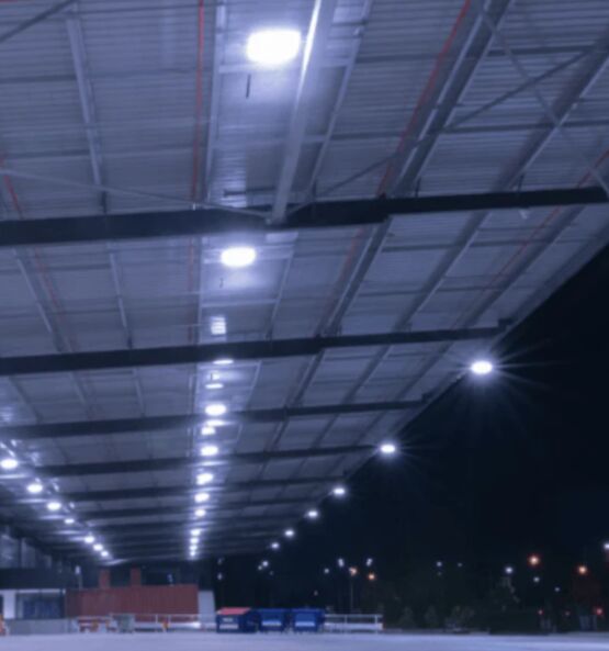 Suspension LED industrielle UFO dimmable | Pack de 6 cloches LED 250 W avec détecteur de mouvement - produit présenté par SILUMEN