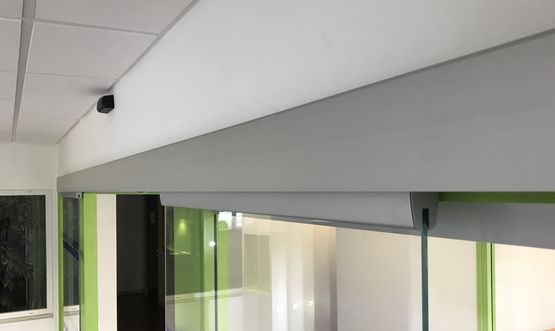  Système coulissant droit motorisé pour portes en bois | WIDOOR  - Motorisation de portes