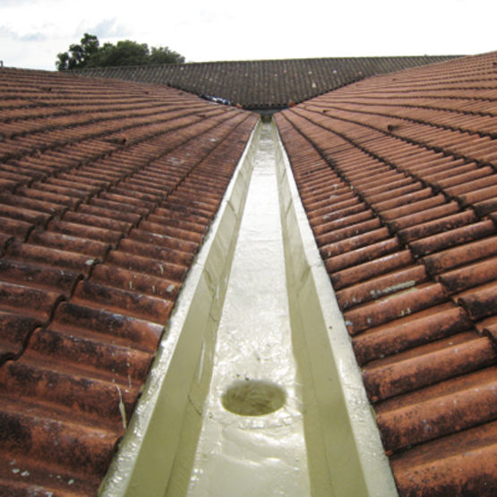 Réfection de l'Étanchéité d'une toiture terrasse en goudron et calendrite  par une étanchéité en résine liquide dans le Var à La Seyne-sur-Mer -  Chatelain Couvreurs
