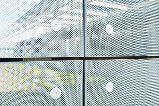 Système de bardage rapporté en vitrage émaillé sur façade ventilée | Lite-Point - produit présenté par SAINT-GOBAIN GLASS