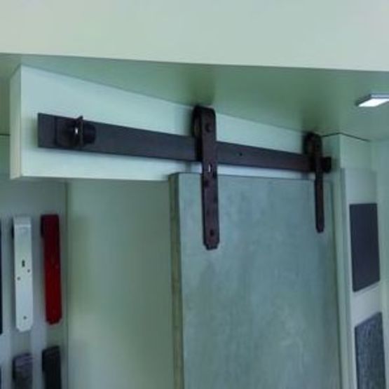 Système de ferrures coulissantes sur fer plat pour portes jusqu&#039;à 120 Kg | Roc Design