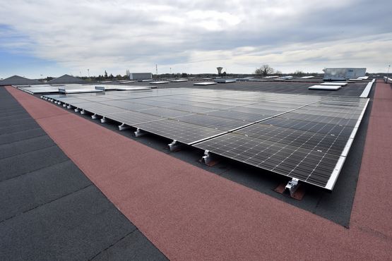  Système pour implantation de panneaux photovoltaïques sur étanchéité | Roof-Solar Bitume - Structures d'intégration et fixation PV