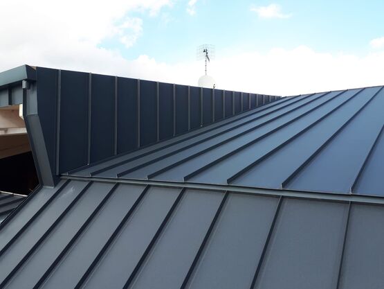 Systèmes de toiture métallique pour toits plats - Alubel Linea - produit présenté par ALUBEL SPA