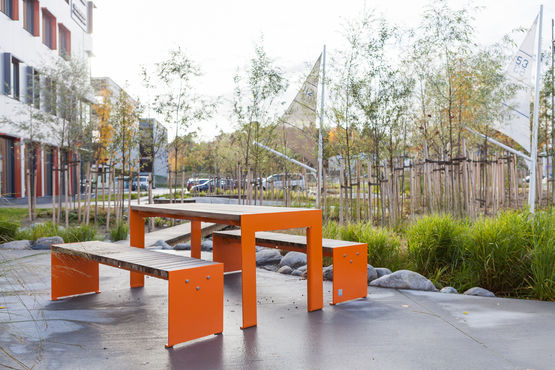 Table en acier galvanisé et lames en bois de pin de finition peinte | VROOM 636.900