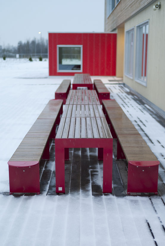  Table en acier galvanisé et lames en bois de pin de finition peinte | VROOM 636.900 - Table de pique nique