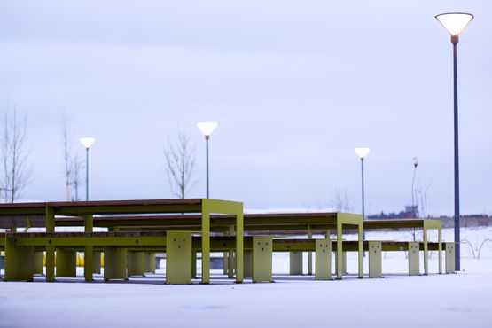 Table en acier galvanisé et lames en bois de pin de finition peinte | VROOM 636.900 - produit présenté par PRO URBA