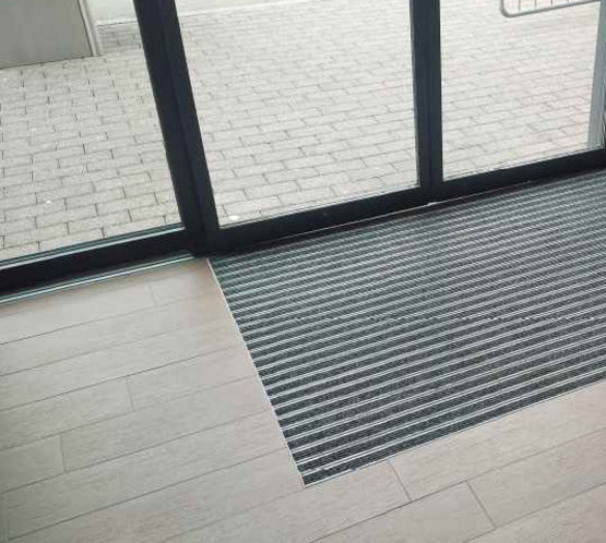 Tapis d&#039;accueil et de propreté aluminium anodisé bronze et REPS textile de couleur | ADESOL - TECNO-K - produit présenté par ADESOL - TECNO-K