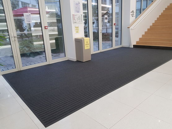  Tapis d’entrée absorbant grand trafic avec semelle | FRONTRUNNER SB + - FOXI ET GRAPH INTERNATIONAL