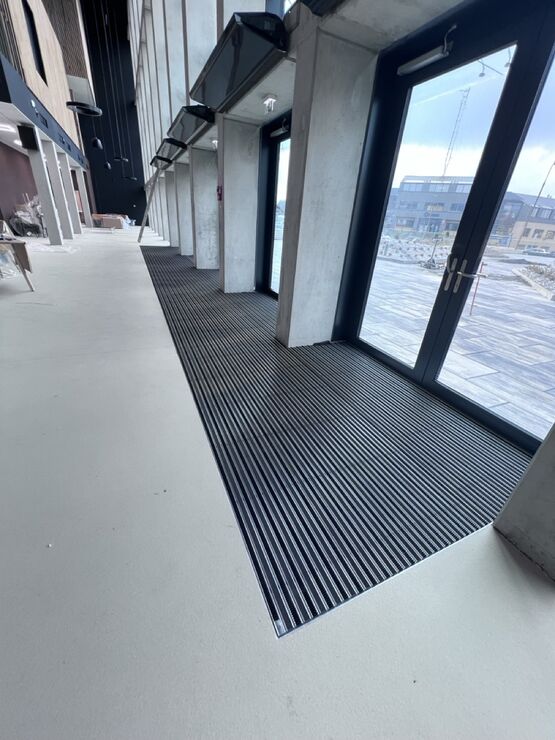 Tapis d&#039;entrée technique ERP - Inserts brosse, gomme et aluminum - nettoyant et antidérapant | NIKO Brosse et Gomme