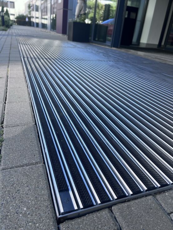 Tapis d&#039;entrée technique ERP - Inserts gomme et aluminium - nettoyant et antidérapant | NIKO Gomme