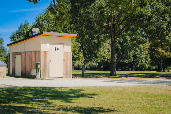  Toilettes publiques autonomes à lombricompostage | Monopente - Sanitaires extérieurs