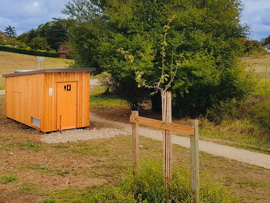 Toilettes publiques autonomes à lombricompostage | Monopente - produit présenté par SANISPHERE