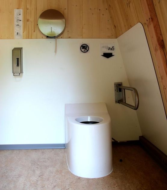 Toilettes publiques autonomes à lombricompostage | Sanilight - produit présenté par SANISPHERE