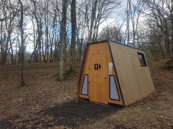 Toilettes publiques autonomes à lombricompostage | Sanilight - produit présenté par SANISPHERE