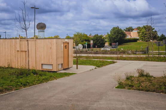 Toilettes publiques autonomes éco-responsables | SANIMAX - produit présenté par SANISPHERE