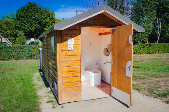 Toilettes publiques autonomes éco-responsables | SANITER 2 PANS - produit présenté par SANISPHERE