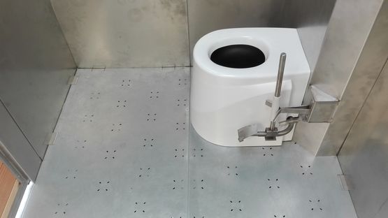 Toilettes sèches avec extérieur renforcé | Ty Coin Vert Access PMR avec option bardage inox - produit présenté par TY COIN VERT BY APF ENTREPRISES 56