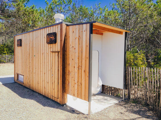 Toilettes sèches publiques autonomes/ SANITER TERRASSE - produit présenté par SANISPHERE