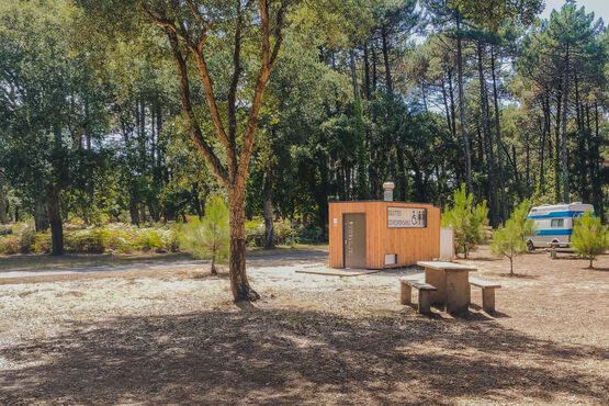 Toilettes sèches publiques autonomes sur mesure à lombricompostage - SANISPHERE