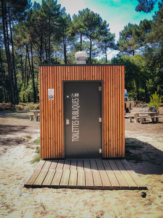 Toilettes sèches publiques autonomes sur mesure à lombricompostage - Sanitaires extérieurs