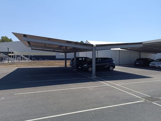  Toitures photovoltaïques commerciales et industrielles - Ombrières photovoltaïques | Eberria - GLASS PARTNERS SOLUTIONS