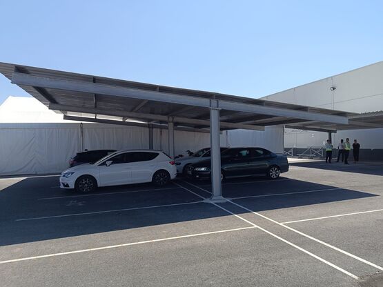  Toitures photovoltaïques commerciales et industrielles - Ombrières photovoltaïques | Eberria - Panneaux PV