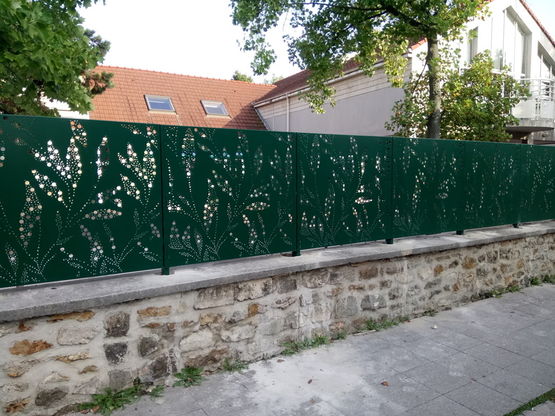 La clôture couvre les murs en tôle perforée - Grupo Pilonatic
