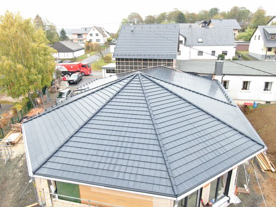 Tuile acier plate |  METROTILE QUBE - produit présenté par AHI ROOFING / IKO METALS