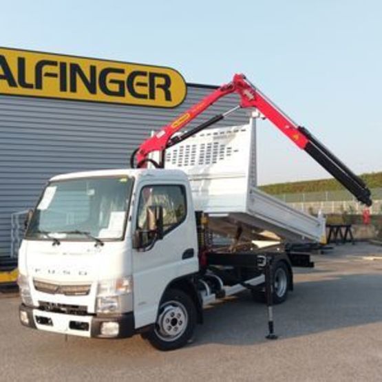 Véhicule utilitaire équipé d&#039;une benne et d&#039;une grue | PALFINGER PK2900 Benne arrière sur Fuso 3S13