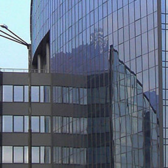 Verre de contrôle solaire réfléchissant avec reflets légèrement ambrés | Stopsol Classic - produit présenté par AGC GLASS FRANCE