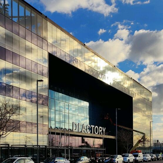 Verre décoratif aux motifs métalliques réfléchissants | Chrome Design - produit présenté par GLASS PARTNERS SOLUTIONS