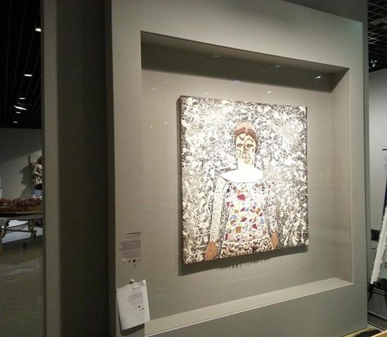 Verre feuilleté extra-clair et antireflet pour une vitrine d&#039;exposition, Niki de Saint Phalle