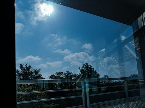 Vitrage à teinte variable autonome