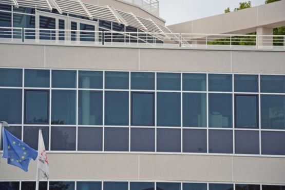 Vitrage de contrôle solaire autonome et dynamique | MORFEO - produit présenté par GLASS PARTNERS SOLUTIONS