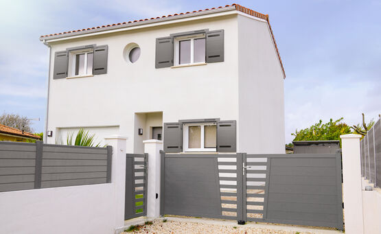  Volet battant aluminium solaire 32 mm isolant avec motorisation solaire et bâti rénovation | Thor  - Volet battant métallique