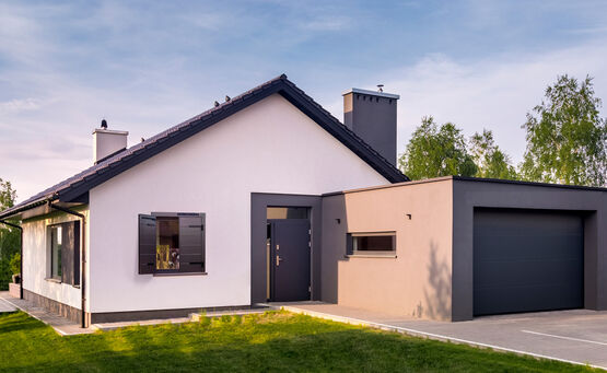 Volet battant aluminium solaire 32 mm isolant avec motorisation solaire et bâti rénovation | Thor  - produit présenté par SOTHOFERM