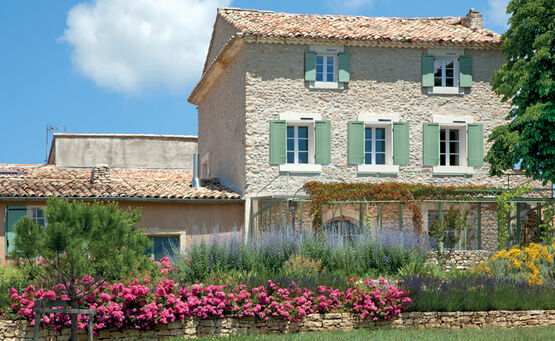  Volet battant en aluminium extrudé avec motorisation solaire avec bâti rénovation  | SYMETH  - Volet battant métallique