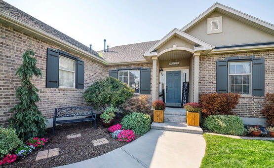 Volet battant en aluminium extrudé avec motorisation solaire avec bâti rénovation  | SYMETH  - produit présenté par SOTHOFERM