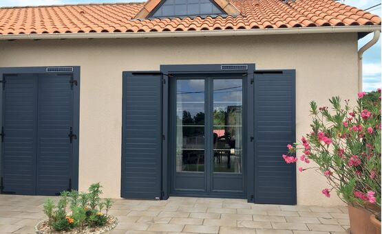 Volet battant solaire à cadre 33 mm avec motorisation solaire et bâti rénovation | Océanos  - SOTHOFERM