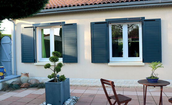  Volet battant solaire à cadre 33 mm avec motorisation solaire et bâti rénovation | Océanos  - Volet battant métallique