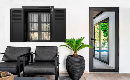 Volet battant solaire à cadre 33 mm avec motorisation solaire et bâti rénovation | Océanos - produit présenté par SOTHOFERM
