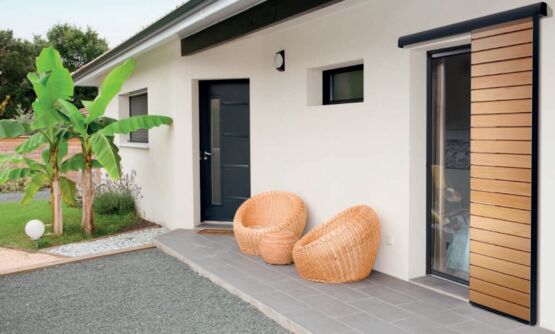  Volet coulissant en bois et aluminium avec motorisation solaire | Alate - Volets coulissants