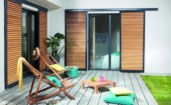  Volet coulissant solaire en alu &amp; bois avec motorisation solaire | ARTÉMIS  - Volets coulissants