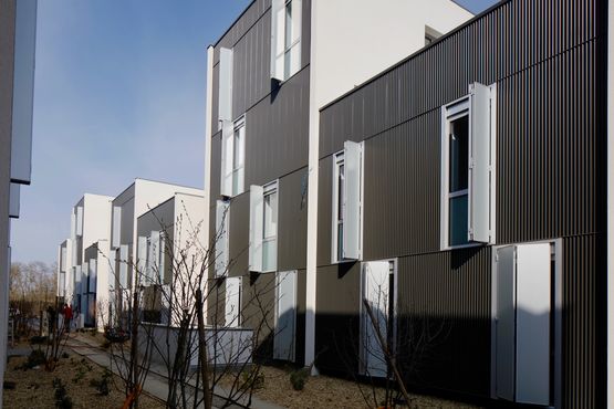  Volets coulissants-pliables opaques ou perforés à panneaux en métal ou laminé | Full Opac - Volets coulissants