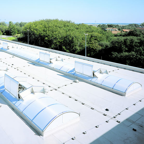 Voûte filante en aluminium et polycarbonate pour éclairage zénithal | LAMILUX Continuous rooflight B - produit présenté par LAMILUX