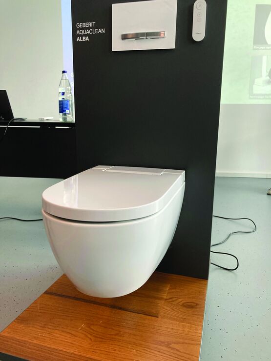 WC lavant à rinçage turboflush et douchette intégrée | Aquaclean Alba - produit présenté par GEBERIT
